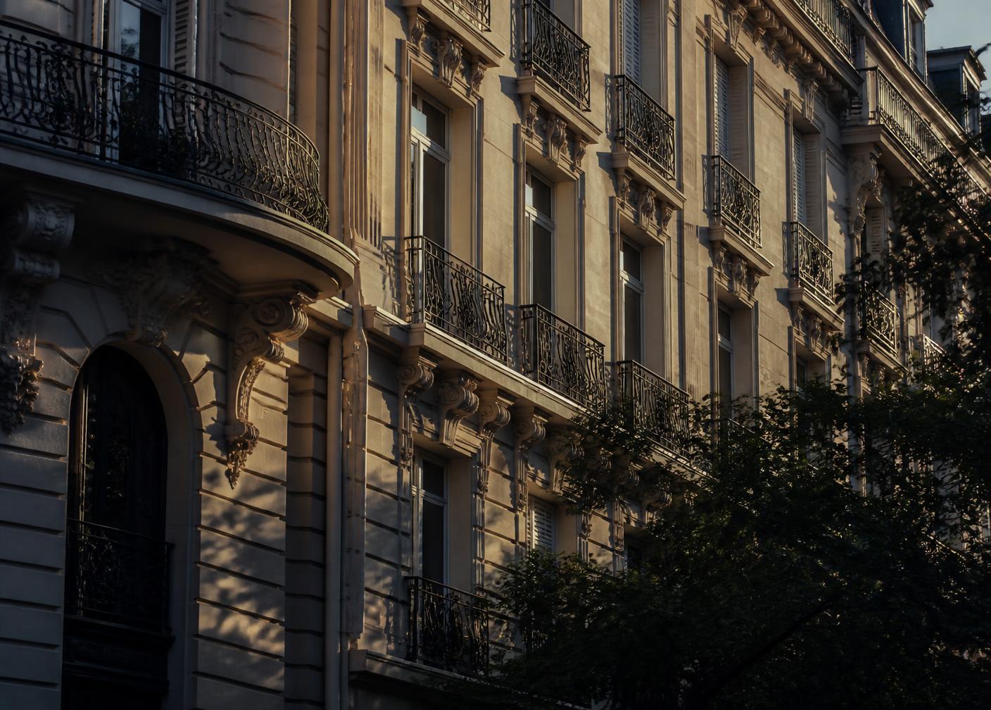 Façade haussmannienne à Paris à l'heure dorée, près des bureaux d'Openstone